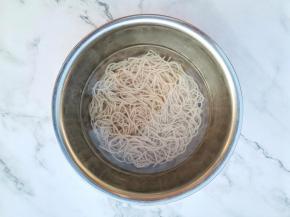 荞麦面煮熟捞出过凉。