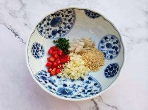葱蒜小米椒白芝麻放入碗中，