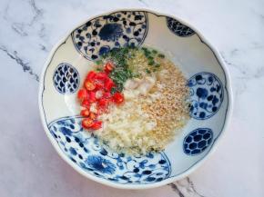 淋入一大勺热油，