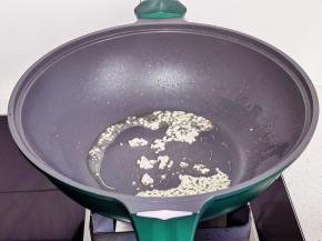 加入蒜末炒香。