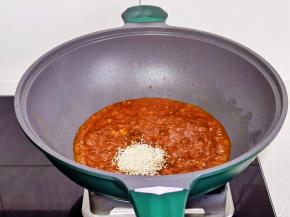 倒入酱汁，加入白芝麻，小火煮至浓稠即可。