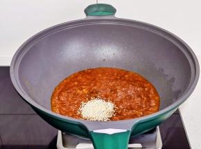 倒入酱汁，加入白芝麻，小火煮至浓稠即可。