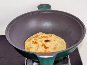 煎至金黄翻面。