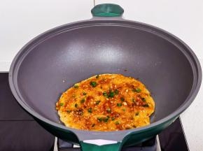 刷酱，撒葱花即可。