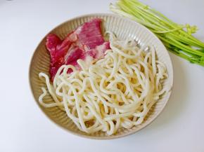 准备好米粉、猪肉、芹菜。