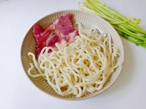 准备好米粉、猪肉、芹菜。