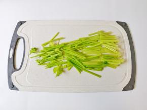 芹菜把老叶子择去，洗净切寸断。