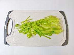 芹菜把老叶子择去，洗净切寸断。