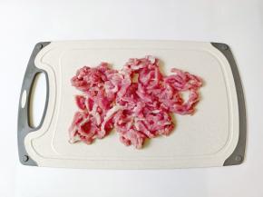 猪肉洗好后从中间片薄，再切细丝。