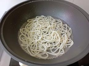 锅里水开，加入米粉。