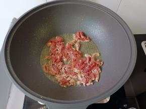 热锅热油放入肉丝爆炒。