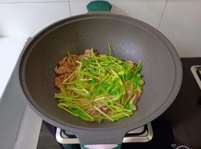 爆炒到肉丝变色，加入芹菜。