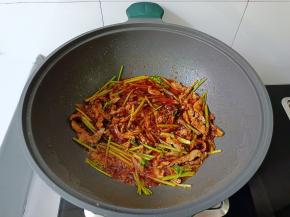 加辣椒酱翻炒均匀。