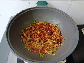 加辣椒酱翻炒均匀。