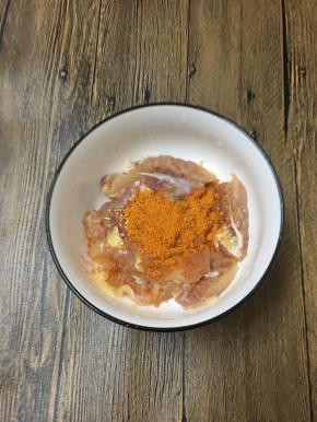 加入新奥尔良腌料。