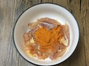 加入新奥尔良腌料。