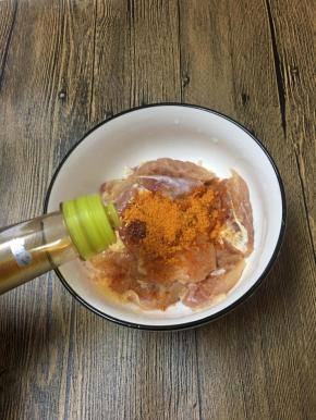 加入少许味事达酱油，用手抓匀。