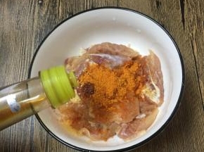 加入少许味事达酱油，用手抓匀。