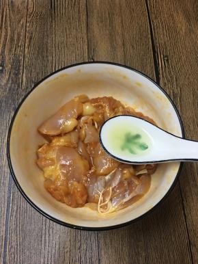 再加入少许食用油抓匀锁住水分，盖上保鲜膜放入冰箱冷藏3小时入味。