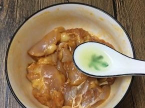 再加入少许食用油抓匀锁住水分，盖上保鲜膜放入冰箱冷藏3小时入味。