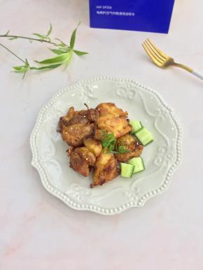 时间到后撒上熟白芝麻即可装盘享用。