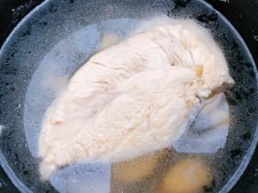 煮好的鸡胸肉放凉