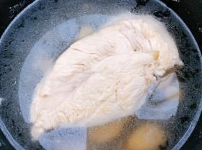 煮好的鸡胸肉放凉