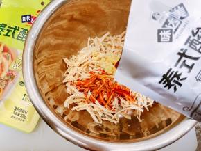 再淋上一袋味达美泰式酸辣汁