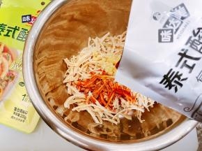 再淋上一袋味达美泰式酸辣汁