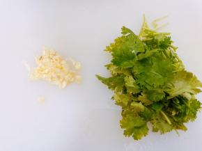 大蒜切末，香菜切段