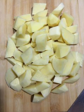 土豆去皮洗净切滚刀状。