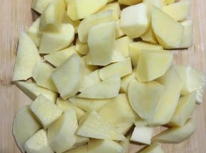 土豆去皮洗净切滚刀状。