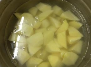 洗去淀粉。