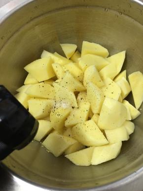 沥干水分，加入盐和鸡精，再磨少许黑胡椒粉进去。