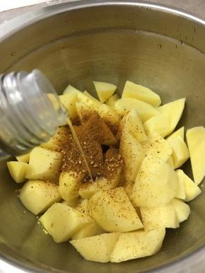 加入少许酱油和1勺食用油。