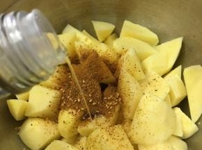 加入少许酱油和1勺食用油。