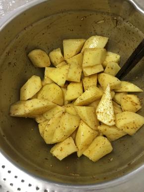 用筷子搅拌均匀。