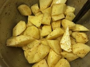 用筷子搅拌均匀。