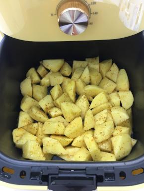 空气炸锅提前200度预热10分钟，倒入土豆块。