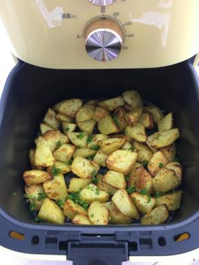 烤好后撒上葱花。