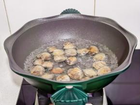 水开下蛤蜊，加1勺料酒煮开口捞出冲洗干净。