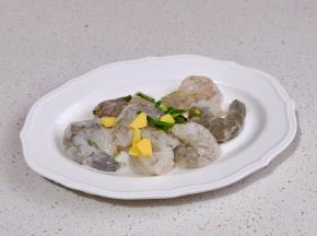 基围虾处理好加入葱姜。