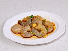 再加入1勺酱油抓拌均匀备用。