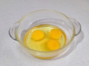鸡蛋磕碗中打散。