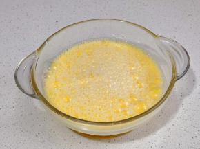 加入清水再次打匀。“蛋水比例 1：1.5”