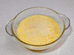 加入清水再次打匀。“蛋水比例 1：1.5”