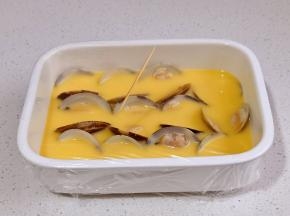 盖上保鲜膜，用牙签扎孔。