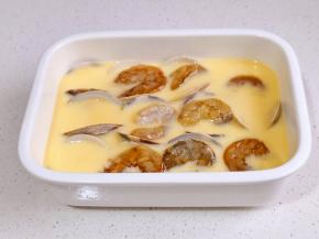 中途取出放上虾仁。