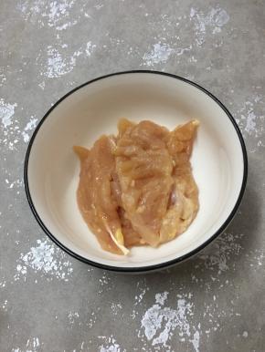 鸡胸肉用刀背剁一剁，切小块放入碗中。