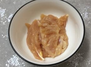 鸡胸肉用刀背剁一剁，切小块放入碗中。